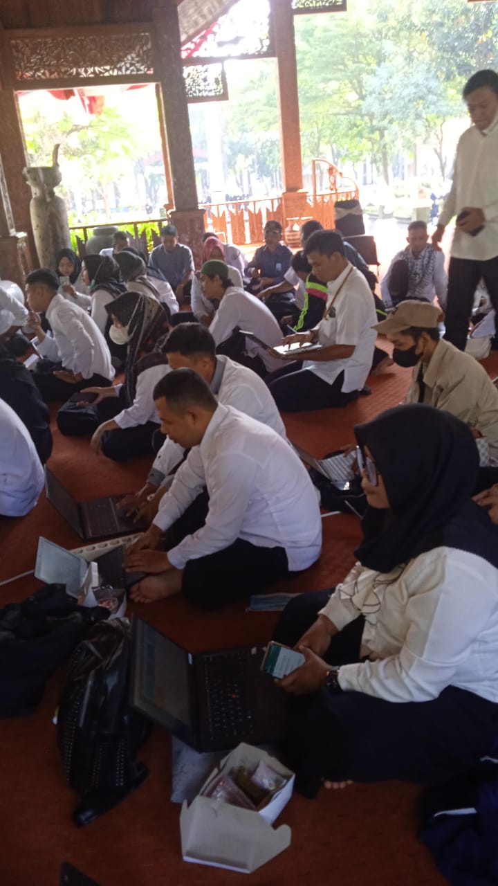 Operator Desa Berbondong bondong Mengikuti Kegiatan Pelatihan Web Desaku di Taman Maya Datar Purwakarta