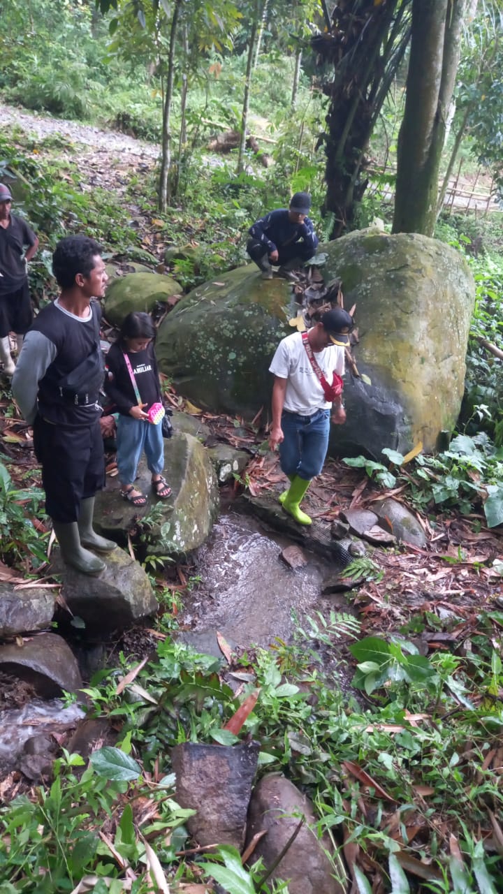 Mingu, 6 Februari 2022 Kegiatan Gotong Royong membersihkan mata air di kaki gunung Desa Cisarua